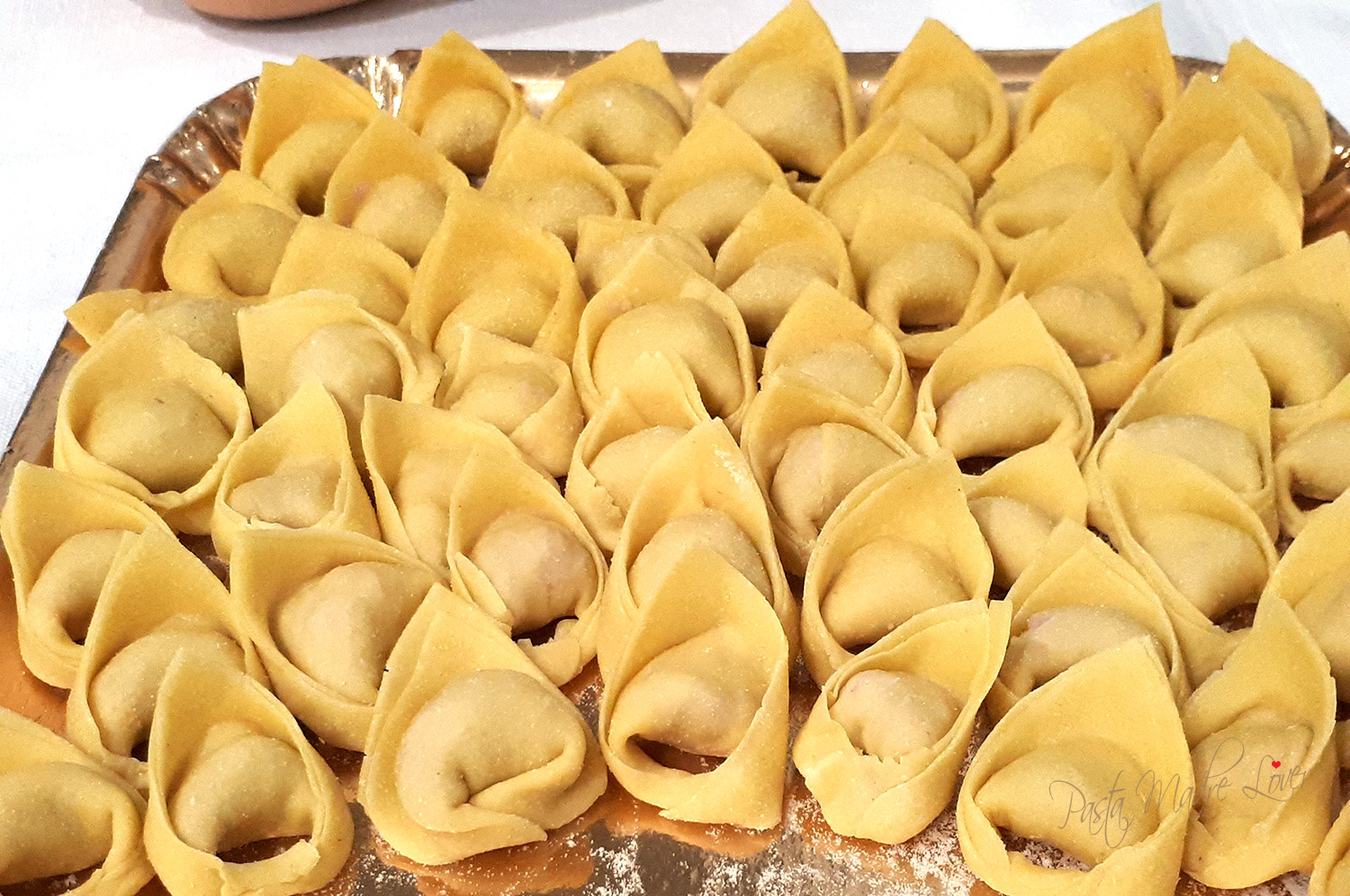 cappelletti ferraresi: dopo averli fatti asciugare sono pronti per essere cucinati 