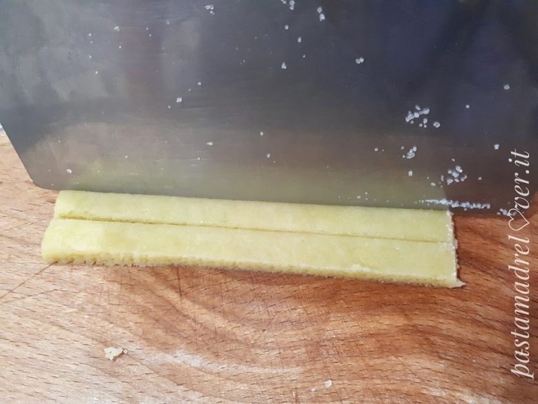 Stringhe "fioccolose" al vino bianco - Biscotti secchi con nocciola
